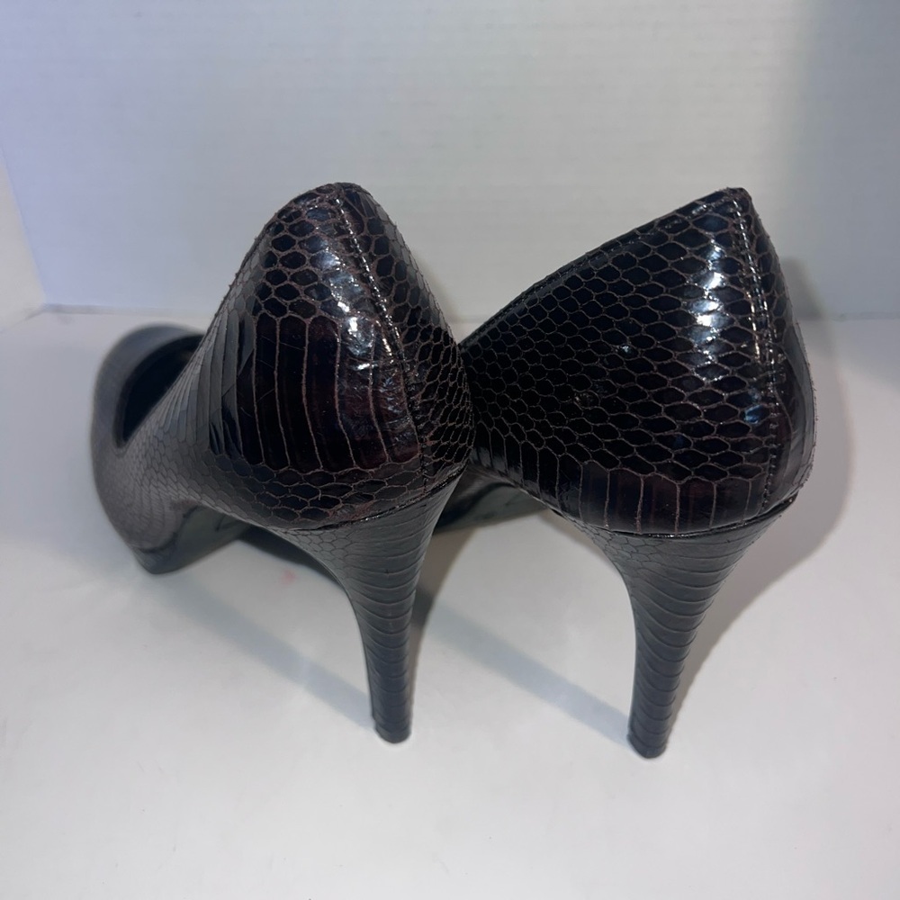 Christian Siriano Elegant Burgandy Snakeskin Pattern Heels - Picture 2 of 4